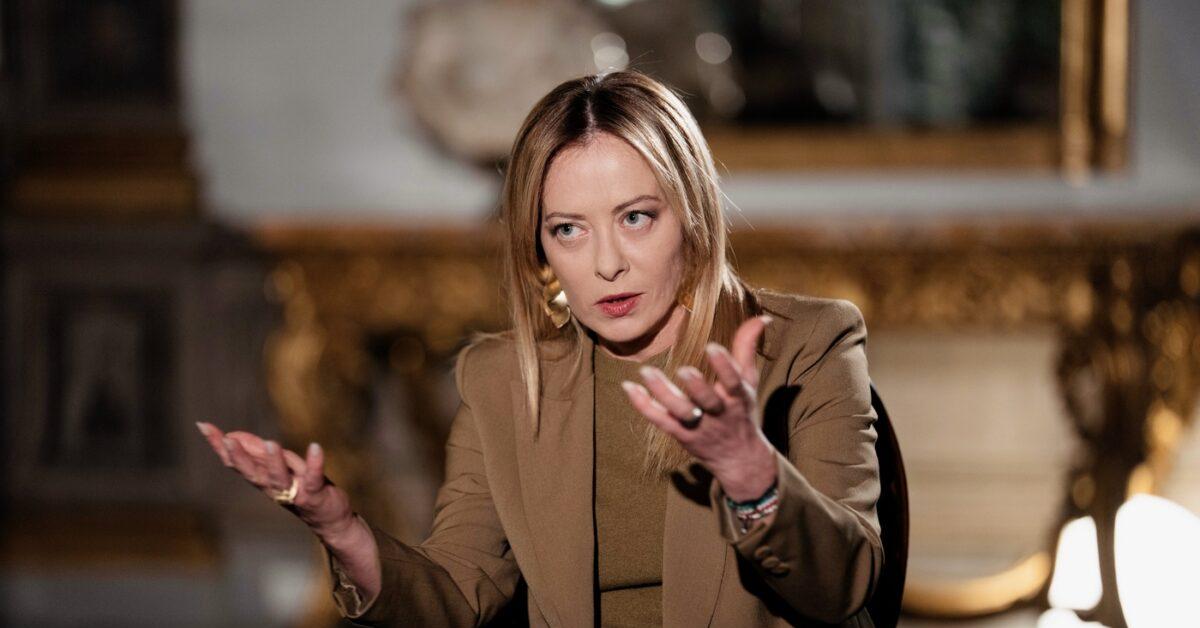 giorgia meloni non riesce a prendere posizione sull iran non condanna n233 supporta il governo italiano sempre pi249 giullaresco