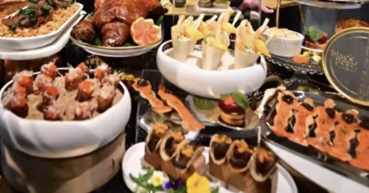 Oscar 2026, il menu per la cena post cerimonia dello chef Wolfgang Puck: dal caviale al sushi, dalla pizza ai dolci con oro liquido a 24 carati