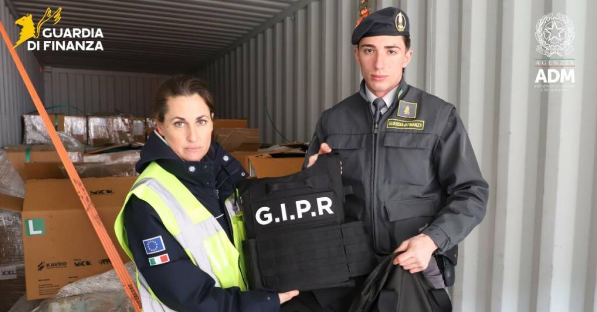 genova sequestrate in porto 50 tonnellate di giubbotti antiproiettile ed elmetti destinate agli emirati arabi e al nord africa