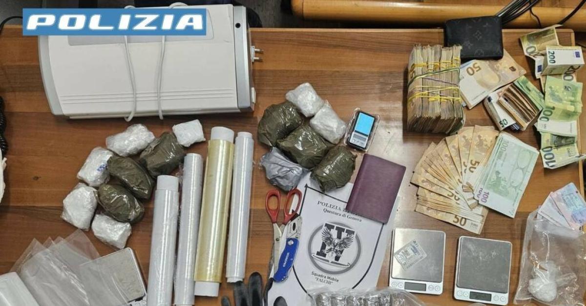 genova spaccio di droga nel ponente la polizia arresta due pusher e sequestra due chilogrammi di cocaina e 45 mila euro