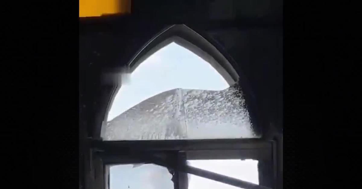 Cisgiordania, coloni israeliani bruciano moschea Hajje Hamida, due palestinesi uccisi a Beit Ummar mentre camminavano per strada VIDEO Cisgiordania, coloni israeliani bruciano moschea Hajje Hamida, due palestinesi uccisi a Beit Ummar mentre camminavano per strada VIDEO