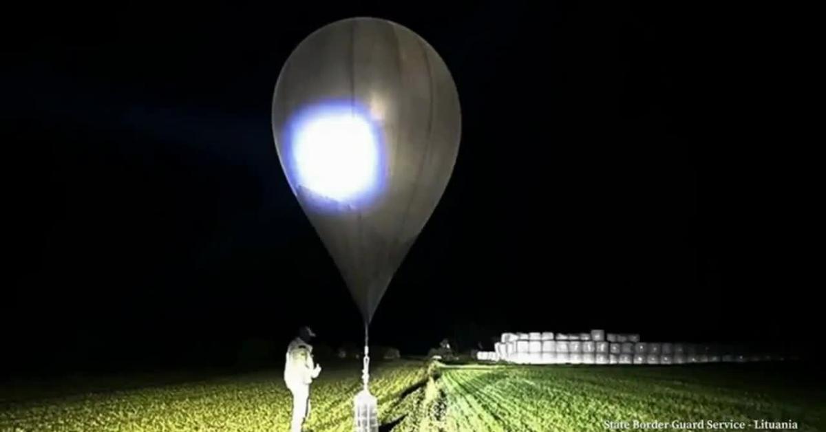 Vilnius, chiuso nella notte l’aeroporto: avvistati 25 palloni aerostatici lanciati da Bielorussia per contrabbando sigarette in Ue VIDEO Vilnius, chiuso nella notte l’aeroporto: avvistati 25 palloni aerostatici lanciati da Bielorussia per contrabbando sigarette in Ue VIDEO