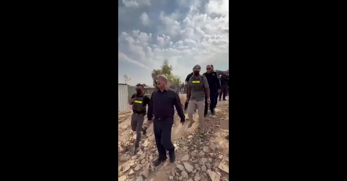 Israele, Ben Gvir dà sfratto e demolizione a beduini palestinesi in Negev perché "soggetti non riconosciuti", abitante: "Ho diritto di vivere" VIDEO Israele, Ben Gvir dà sfratto e demolizione a beduini palestinesi in Negev perché "soggetti non riconosciuti", abitante: "Ho diritto di vivere" VIDEO