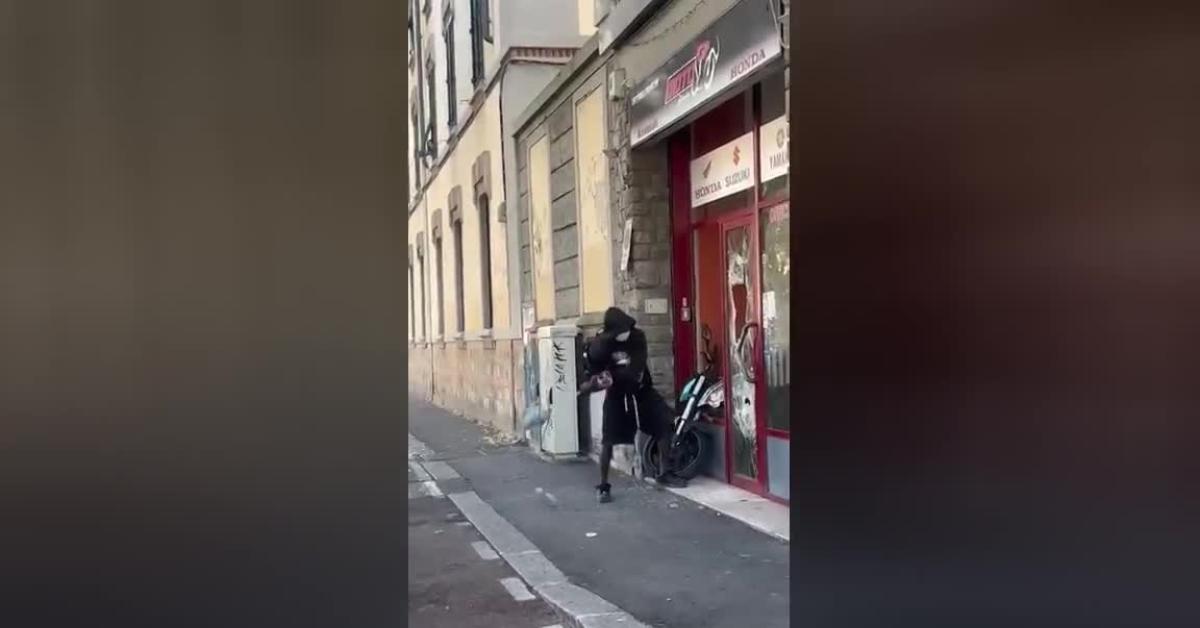 Firenze, africano con volto coperto da mascherina distrugge vetrina di concessionaria a colpi di miscelatore per vernici per rubare moto, arrestato   VIDEO