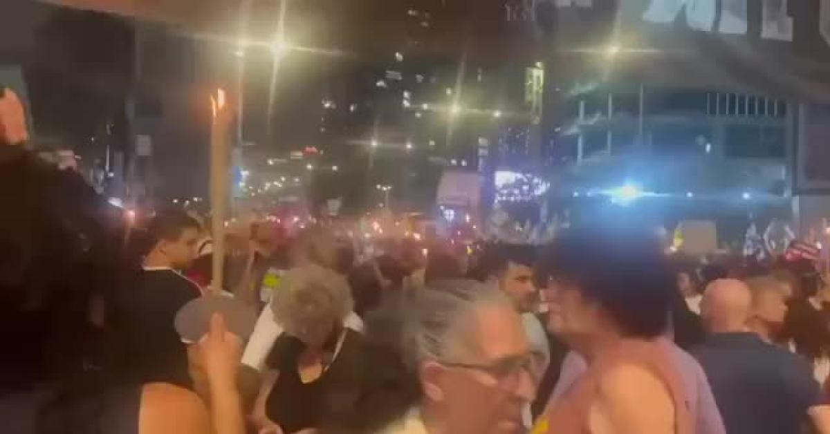 gaza proteste a tel aviv contro netanyahu stop al massacro riporti a casa gli ostaggi in migliaia bloccano autostrada video
