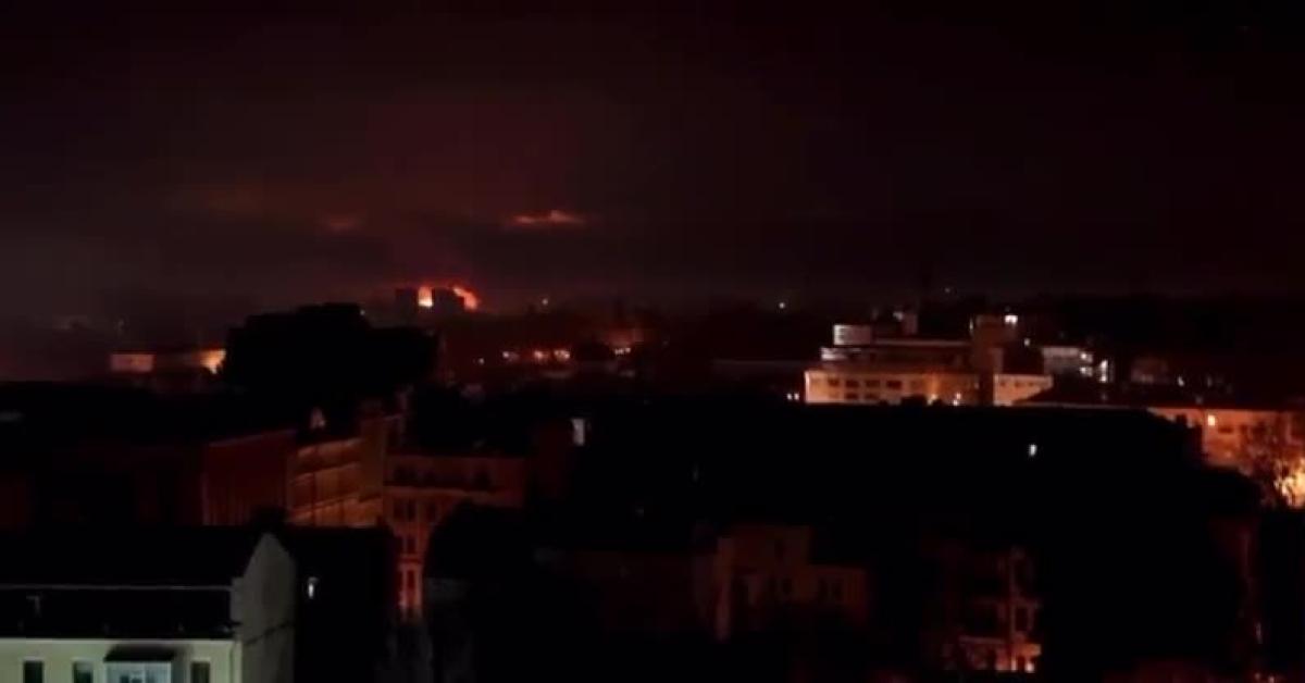 Russia Ucraina, raid russo a Kiev su 11 palazzi, 1 morto e  oltre 30 feriti, Cremlino: “216 droni ucraini in Krasnodar, colpita raffineria” VIDEO