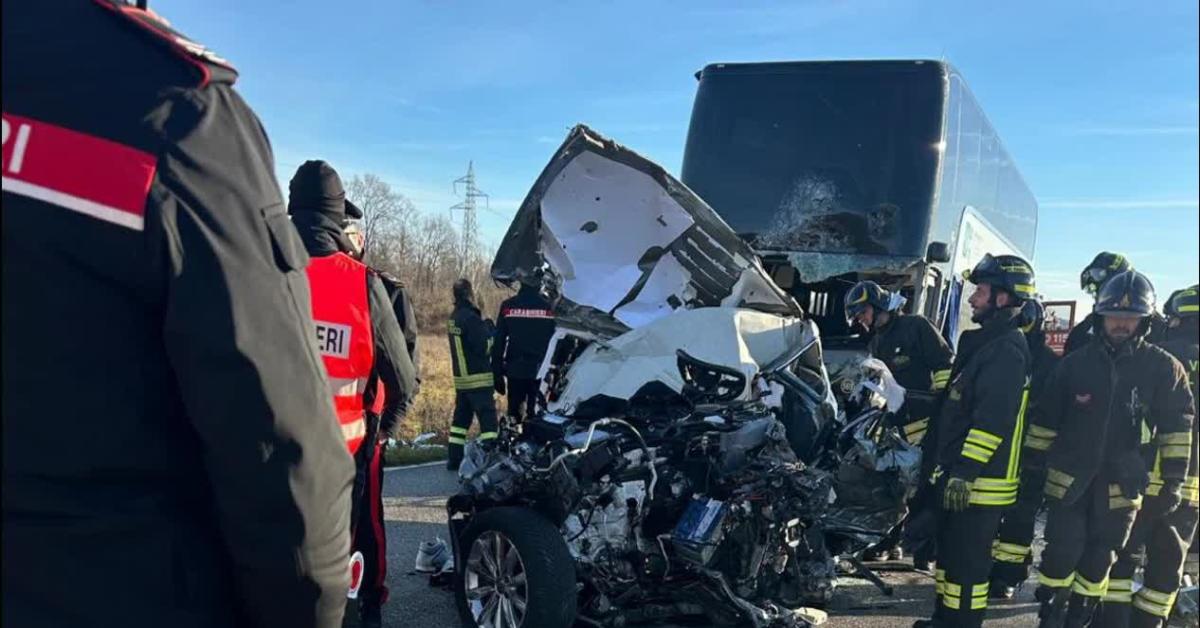 Maniago (PN), incidente frontale tra auto e corriera su Sr464, morto sul colpo conducente vettura, feriti 6 studenti e autista – VIDEO
