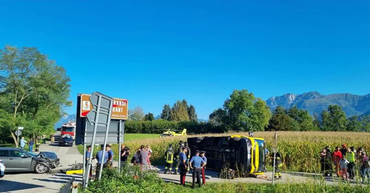 treppo grande ud scuolabus si ribalta dopo scontro frontale con auto a bordo 26 persone di cui 3 adulti e 23 bambini 5 feriti 8211 video