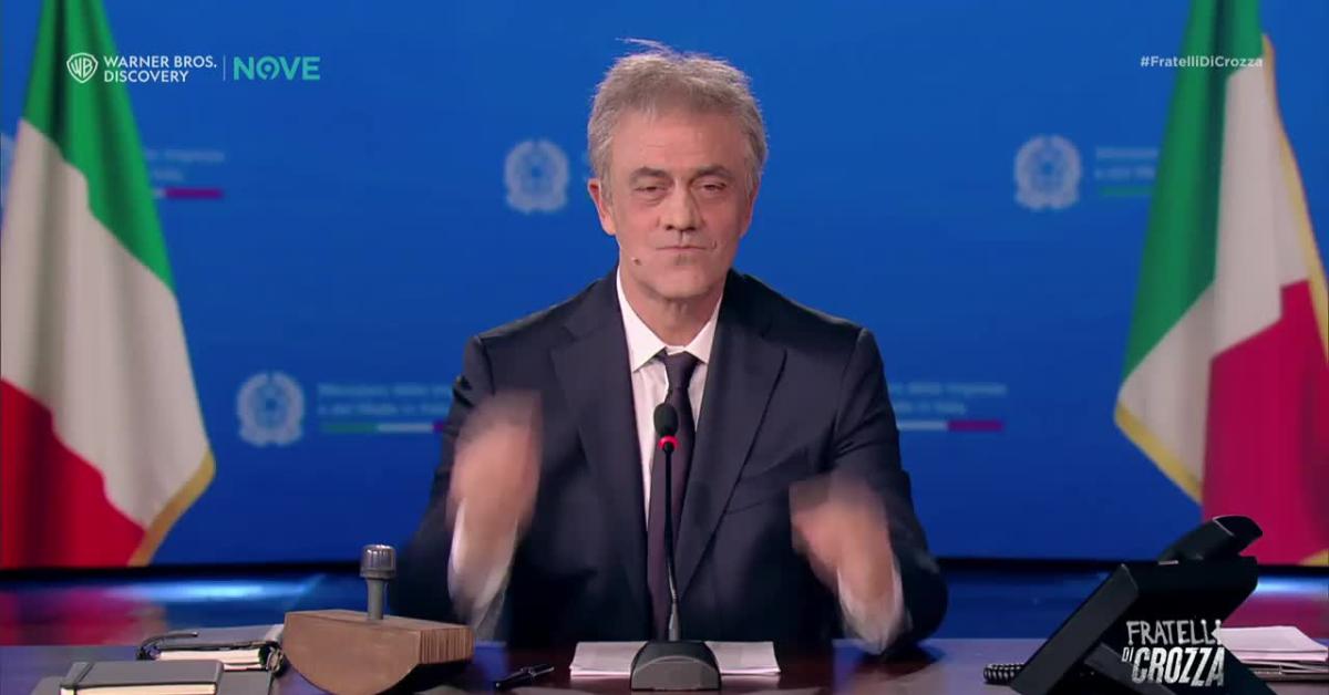 Fratelli di Crozza, Urso tra PNRR, multe europee e successi elettorali Fratelli di Crozza, Urso tra PNRR, multe europee e successi elettorali
