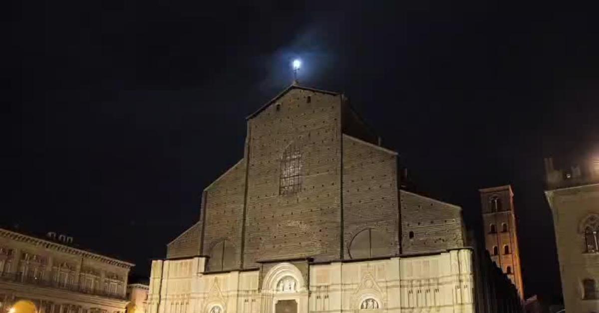 Sesso sui gradoni della basilica di San Petronio in piazza Maggiore a Bologna, prima un rapporto orale, poi un rapporto completo   VIDEO