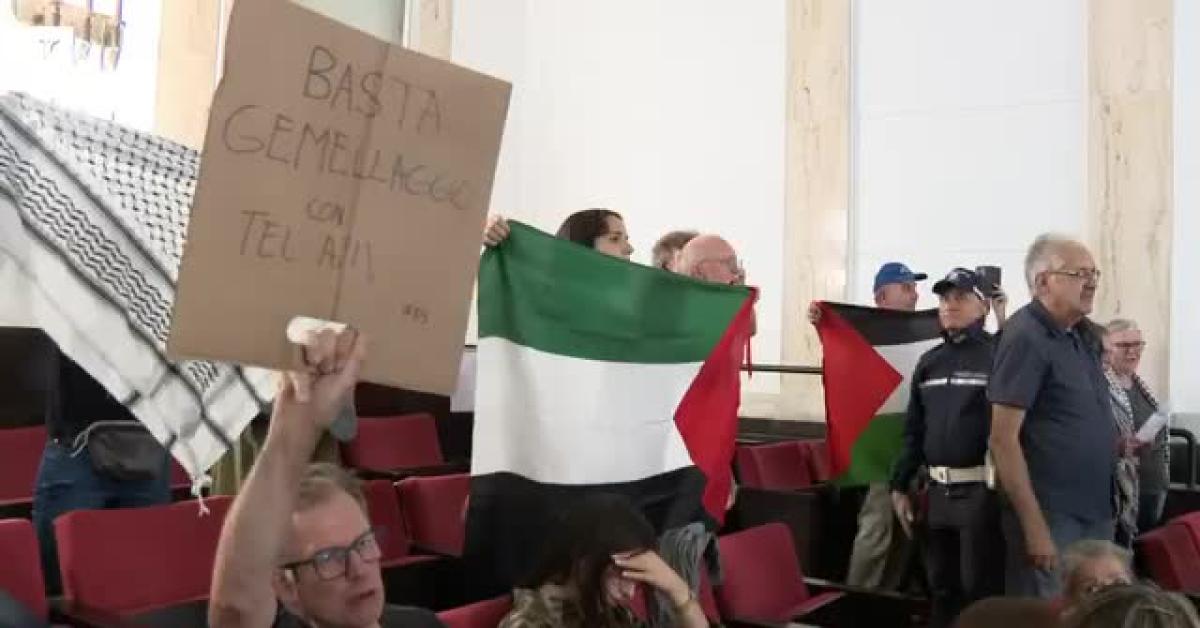Milano, proteste pro Pal in Consiglio Comunale, attivisti urlano “stop a genocidio”, Radice: “Antidemocratici, come studenti a Pisa” – VIDEO