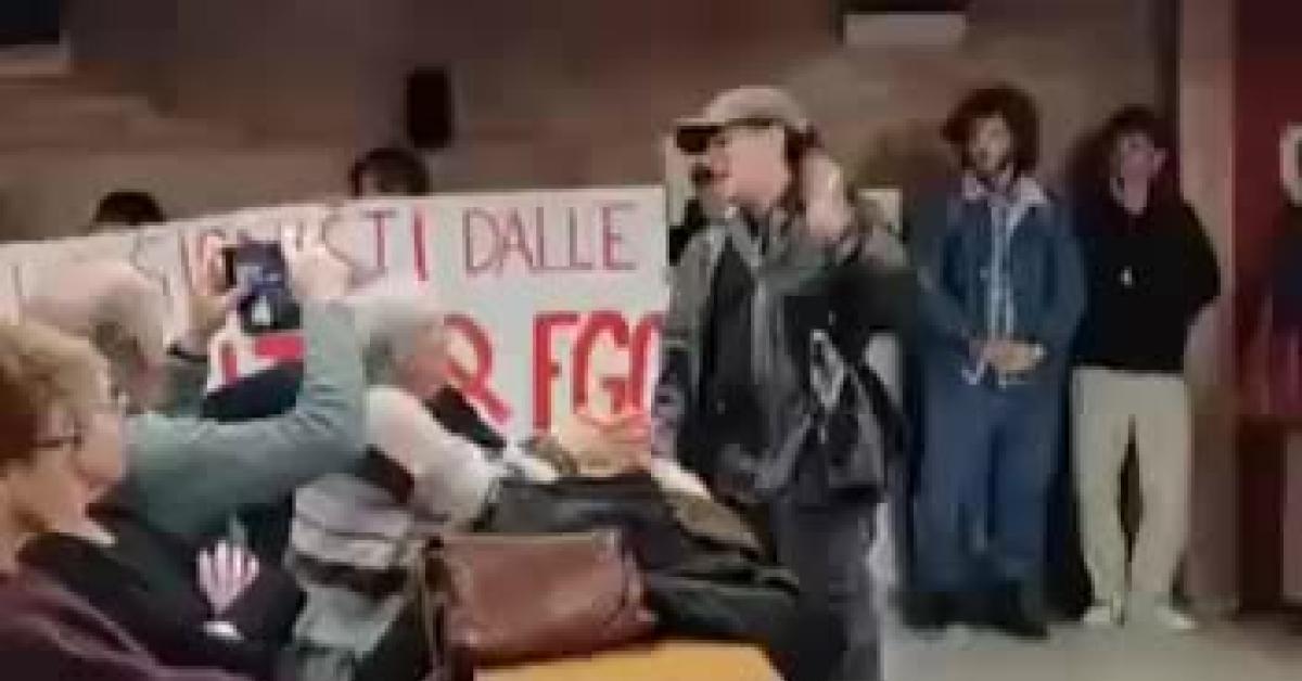 Venezia, impedito incontro con Emanuele Fiano a Ca’ Foscari da attivisti pro Pal, esposti striscioni “fuori i sionisti da università” – VIDEO Venezia, impedito incontro con Emanuele Fiano a Ca’ Foscari da attivisti pro Pal, esposti striscioni “fuori i sionisti da università” – VIDEO