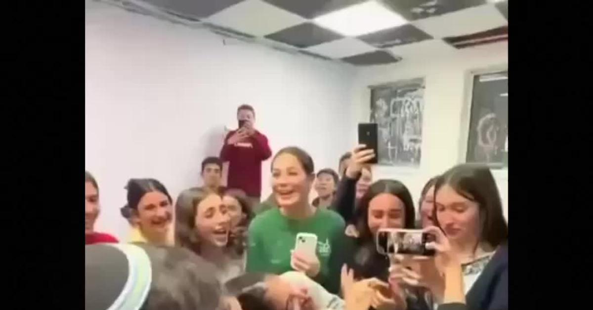 Israele, Smotrich visita scuola e viene accolto come vip da bambini che urlano e si commuovono, opposizione: "Educati al sionismo"   VIDEO