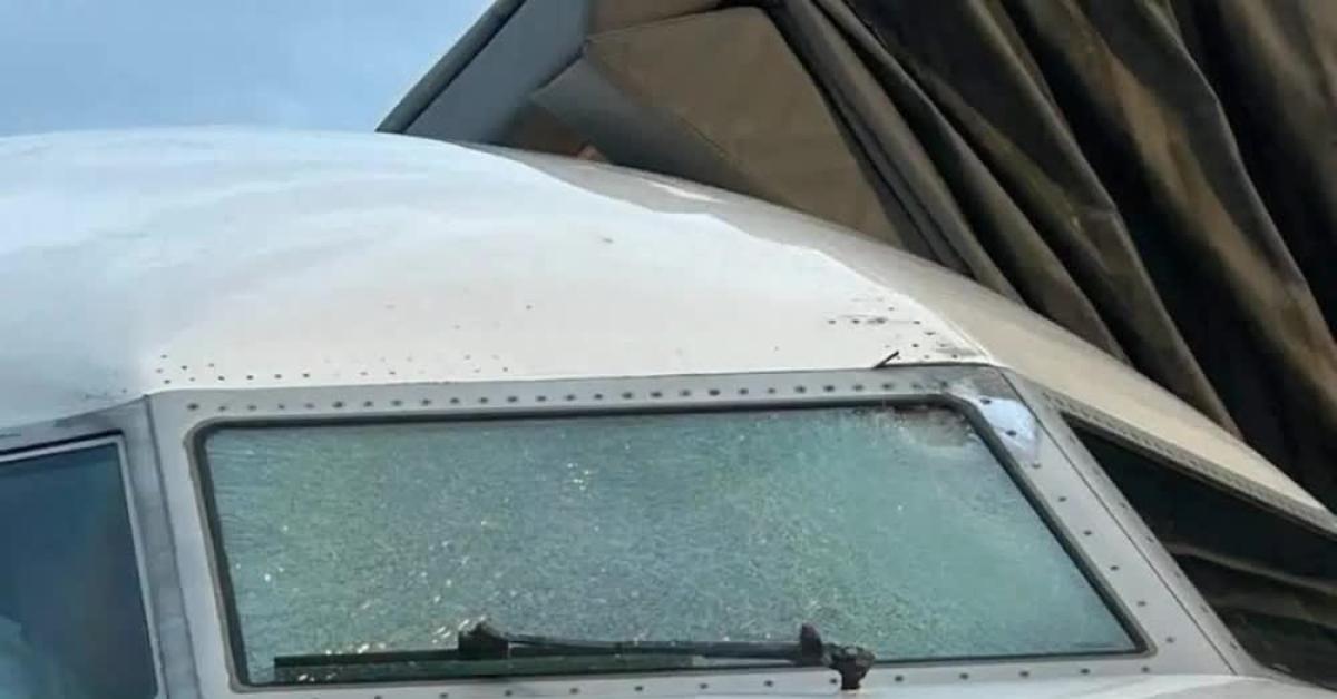 Usa, Boeing 737 Max da Denver a Los Angeles colpito da oggetto in quota, ipotesi detriti spaziali: parabrezza rotto e ferito un pilota VIDEO Usa, Boeing 737 Max da Denver a Los Angeles colpito da oggetto in quota, ipotesi detriti spaziali: parabrezza rotto e ferito un pilota VIDEO