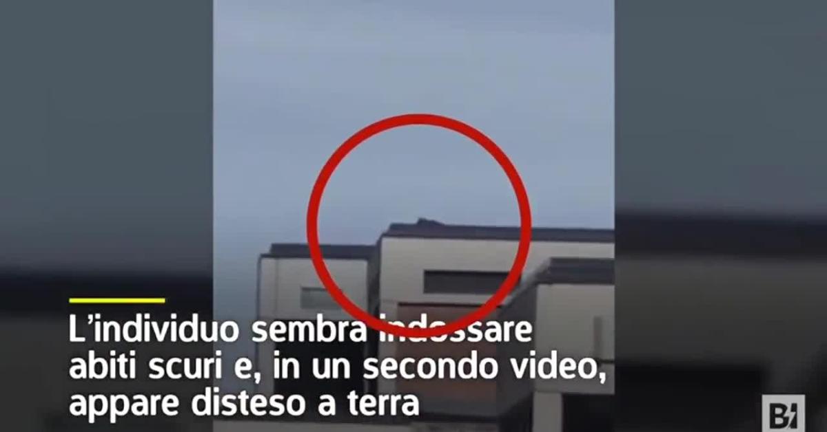 Attentato a Charlie Kirk, la fuga del killer appostato sul tetto del Losee Center, “cecchino” vestito di nero scappato dopo sparo   VIDEO