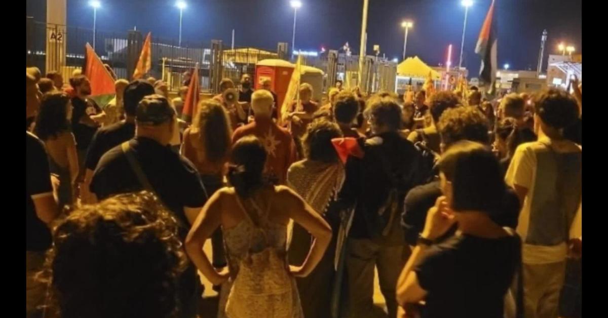 Taranto, protesta al porto blocca petroliera Seasalvia con greggio destinato a Israele, l Taranto, protesta al porto blocca petroliera Seasalvia con greggio destinato a Israele, l