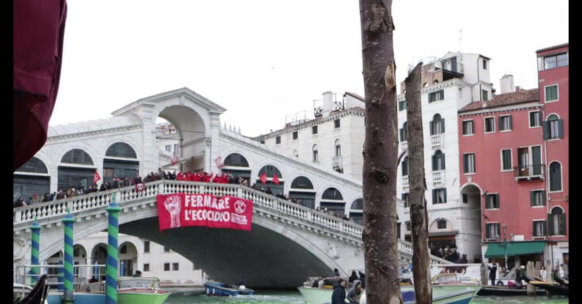 venezia greta thunberg e 36 attivisti indagati per manifestazione non autorizzata dopo aver colorato di verde canal grande con fluoresceina video