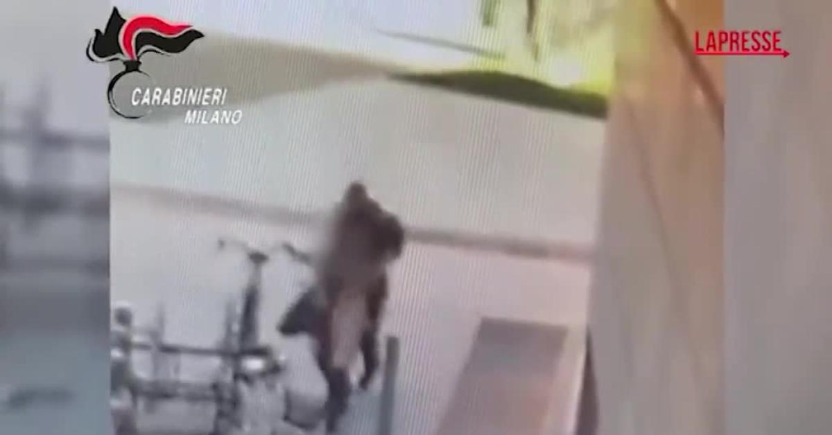Accoltellamento a Milano in piazza Gae Aulenti, il VIDEO dell