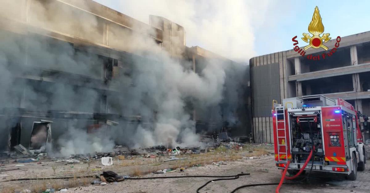 Roma, incendio in edificio abbandonato in zona Tor Cervara, 200 senzatetto dentro stabile a fuoco, uomo lanciato da finestra per salvarsi – VIDEO