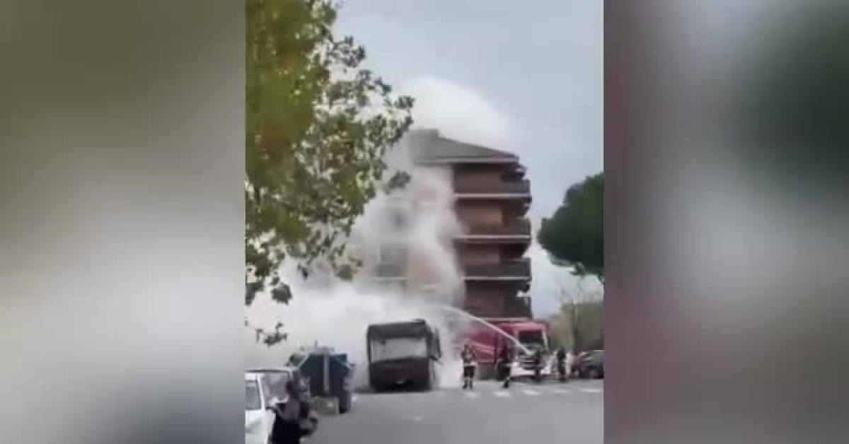 torpignattara roma bus in fiamme dopo incendio provocato da monopattino elettrico a bordo mezzo atac distrutto video da Ilgiornaleditalia.it torpignattara roma bus in fiamme dopo incendio provocato da monopattino elettrico a bordo mezzo atac distrutto video