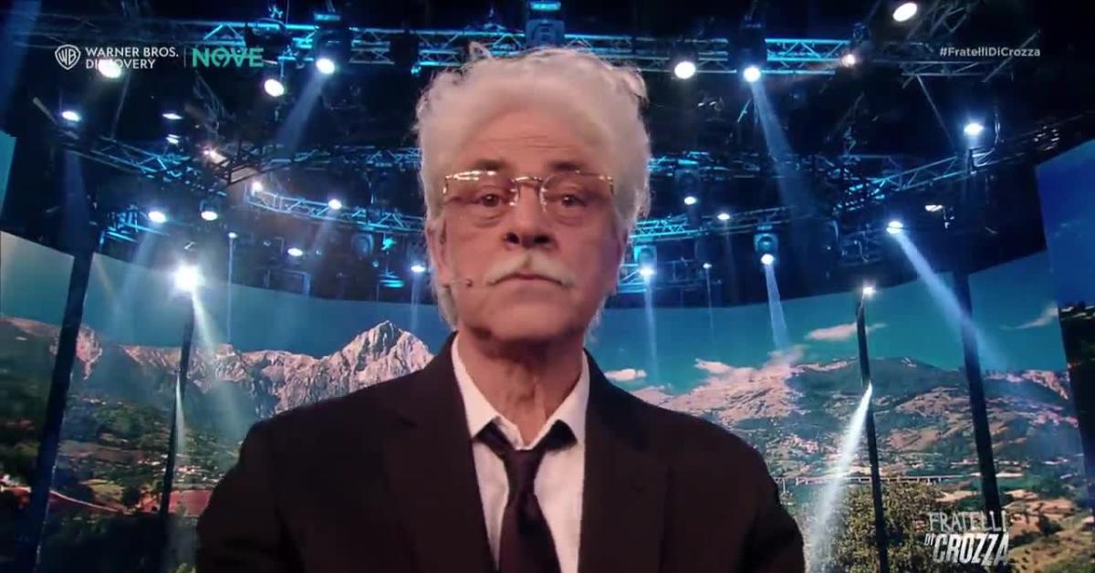 Fratelli di Crozza, Razzi commenta la politica italiana tra gaffe, canzoni e sproloqui su Mamdani Fratelli di Crozza, Razzi commenta la politica italiana tra gaffe, canzoni e sproloqui su Mamdani