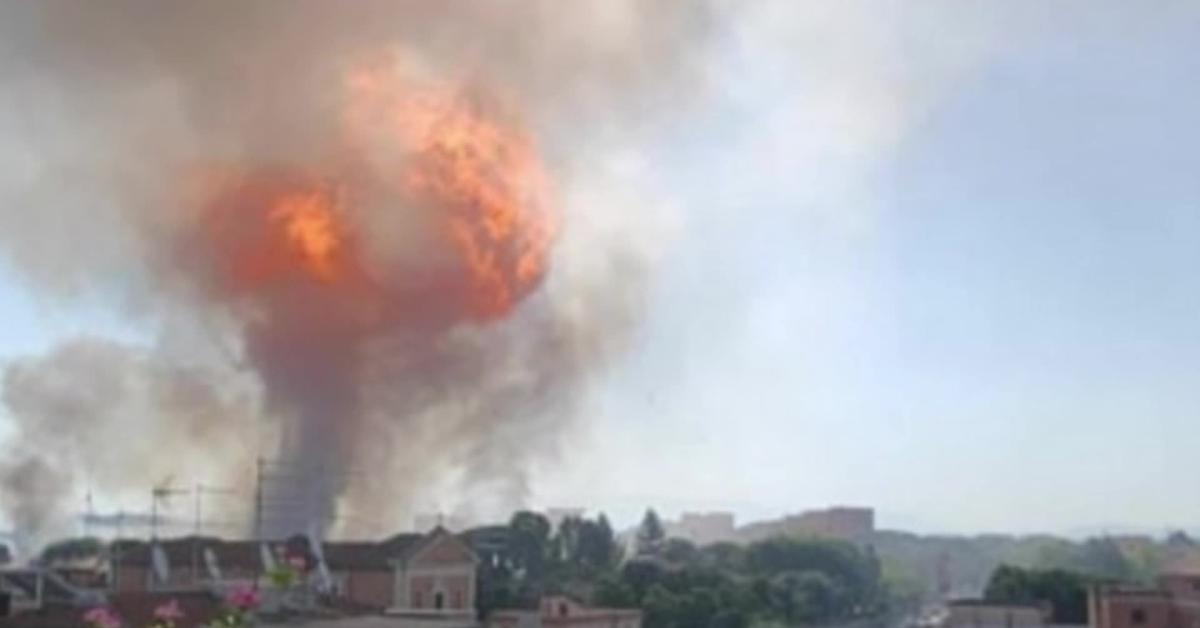 Crolla palazzina a Piana del Sole a Roma dopo esplosione bombola gpl, colpite 3 villette vicine, 2 feriti e 70 persone evacuate   VIDEO