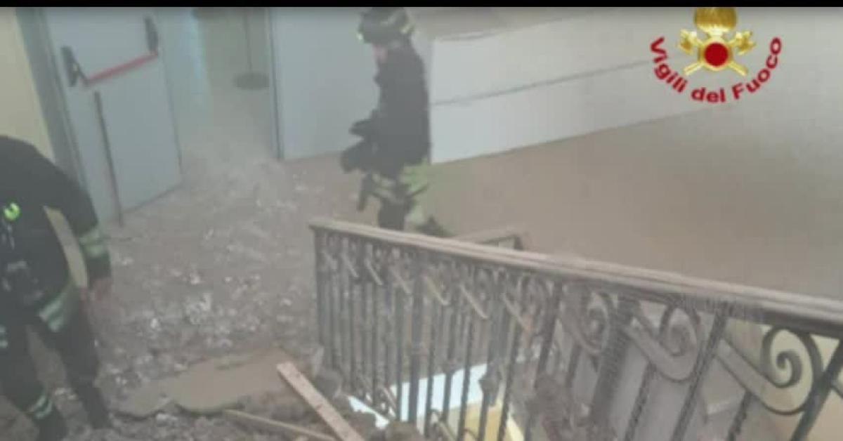 Roma, crolla controsoffitto nella scuola superiore Diaz nel quartiere Tuscolano, nessun ferito, edificio evacuato VIDEO Roma, crolla controsoffitto nella scuola superiore Diaz nel quartiere Tuscolano, nessun ferito, edificio evacuato VIDEO