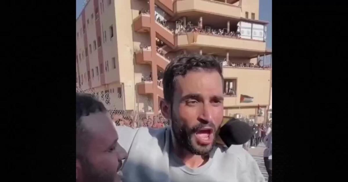 Gaza, reporter palestinese Shadi Abu Sido liberato da carceri israeliane: "Ci dicevano che avrebbero ucciso nostri figli, ci torturavano" VIDEO Gaza, reporter palestinese Shadi Abu Sido liberato da carceri israeliane: "Ci dicevano che avrebbero ucciso nostri figli, ci torturavano" VIDEO