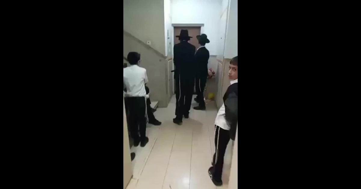 israele ebrei haredim gridano traditore davanti a casa del parlamentare shas azoulay favorevole a servizio di leva di ultraortodossi video