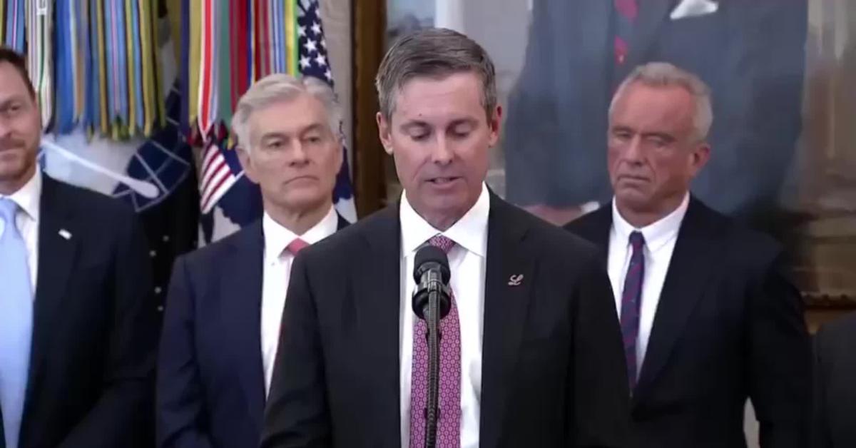 Casa Bianca, uomo sviene nello Studio Ovale per malore improvviso durante conferenza su taglio costi farmaci contro obesità VIDEO Casa Bianca, uomo sviene nello Studio Ovale per malore improvviso durante conferenza su taglio costi farmaci contro obesità VIDEO