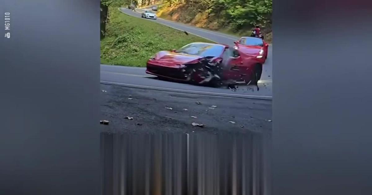 Usa, Ferrari 458 Spider da oltre €200mila si schianta contro camion traslochi nella Tail of The Dragon con 318 curve, auto distrutta    VIDEO Usa, Ferrari 458 Spider da oltre €200mila si schianta contro camion traslochi nella Tail of The Dragon con 318 curve, auto distrutta    VIDEO