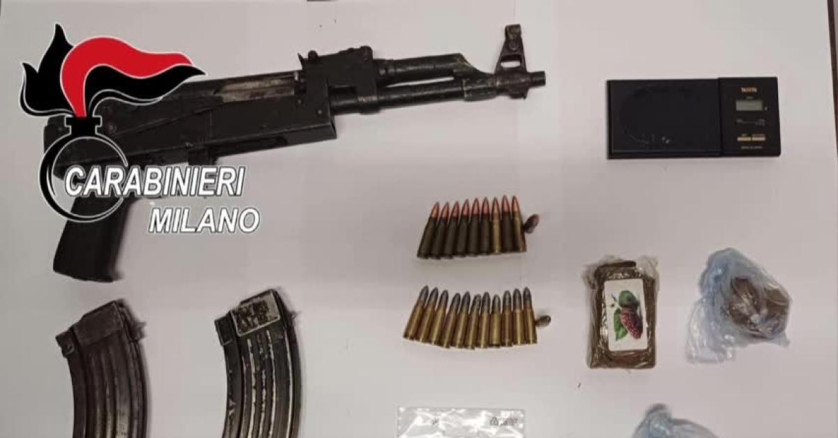 milano banlieue 26enne marocchino spara con kalashnikov per intimidire negoziante a corsico arrestato con addosso 120 gr di cocaina video
