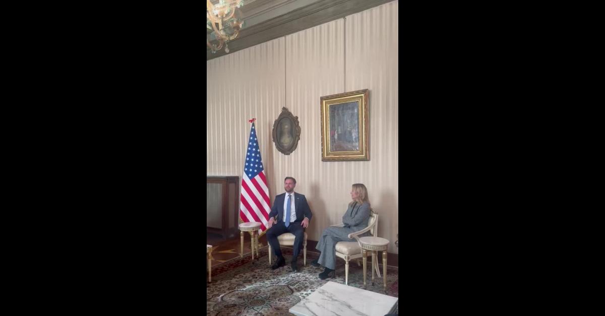 Olimpiadi Milano Cortina 2026, Meloni incontra Vance: "Occidente alla base del futuro che costruiremo insieme", lui: "Bello rivedersi" VIDEO Olimpiadi Milano Cortina 2026, Meloni incontra Vance: "Occidente alla base del futuro che costruiremo insieme", lui: "Bello rivedersi" VIDEO