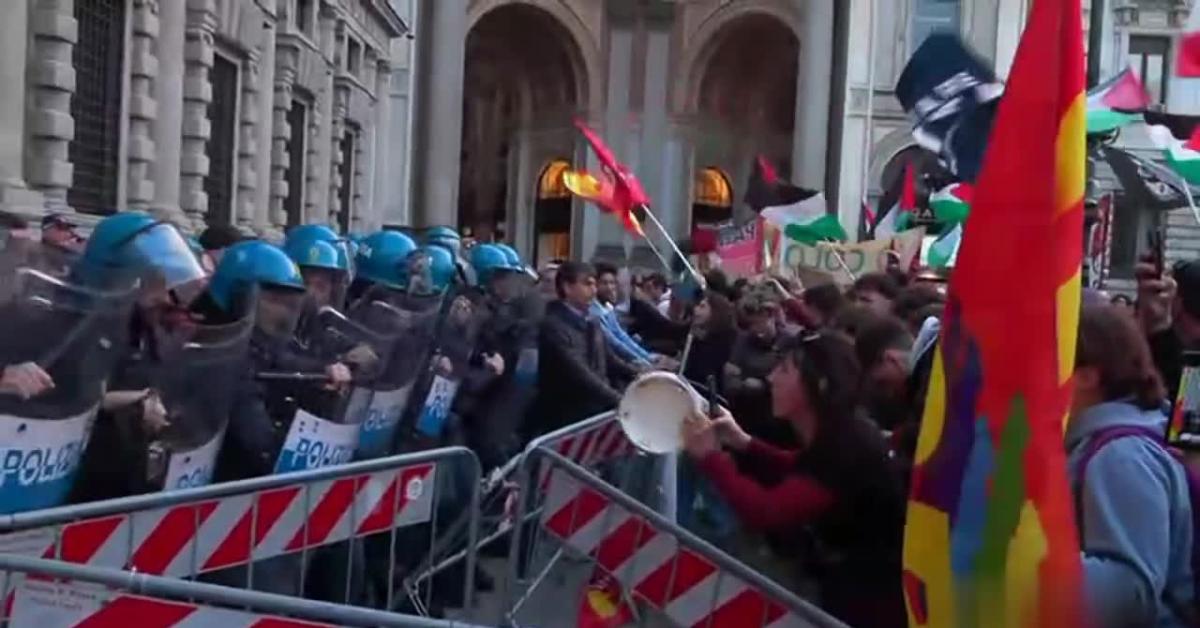 Milano, no del Consiglio comunale a stop gemellaggio con Tel Aviv: 9 favorevoli e 21 contrari; scontri dentro e fuori Palazzo Marino VIDEO Milano, no del Consiglio comunale a stop gemellaggio con Tel Aviv: 9 favorevoli e 21 contrari; scontri dentro e fuori Palazzo Marino VIDEO