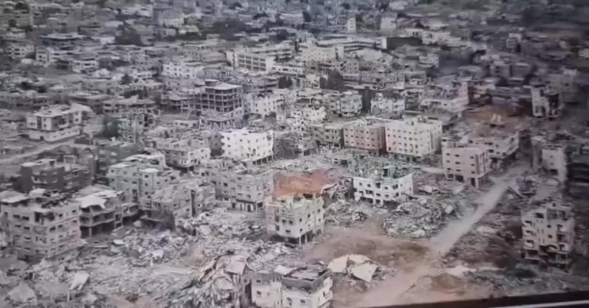 Gaza, "edifici residenziali nel sud di Rafah bombardati da Israele e rasi al suolo uno dopo l Gaza, "edifici residenziali nel sud di Rafah bombardati da Israele e rasi al suolo uno dopo l