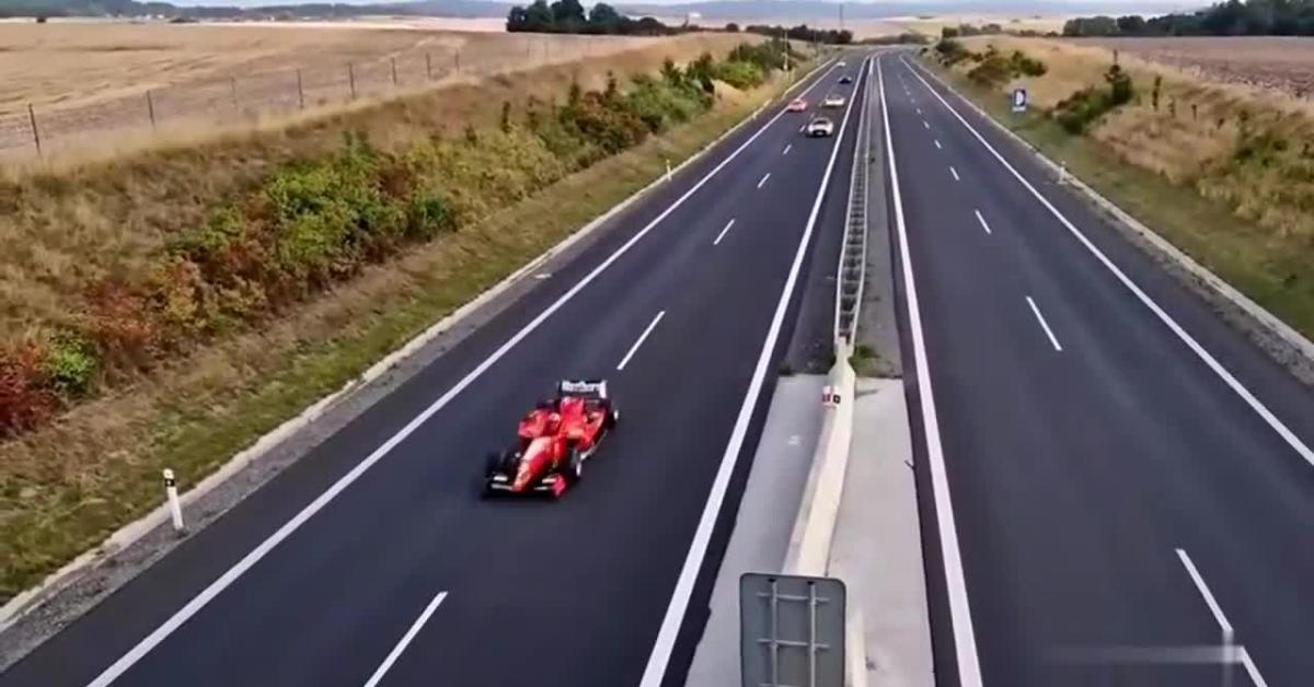 Repubblica Ceca, arrestato 51enne alla guida per 6 anni di una finta Ferrari F1 in autostrada, il veicolo era una Dallara GP2/08 – VIDEO Repubblica Ceca, arrestato 51enne alla guida per 6 anni di una finta Ferrari F1 in autostrada, il veicolo era una Dallara GP2/08 – VIDEO