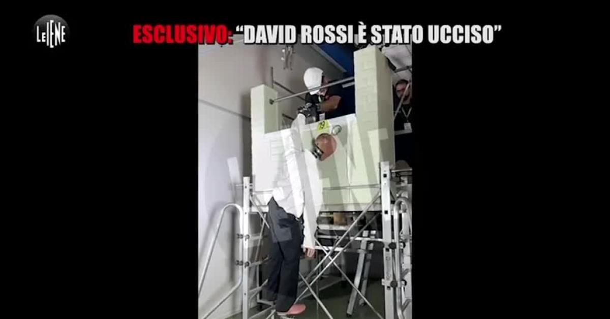 david rossi fu ucciso trattenuto per i polsi sospeso nel vuoto e lasciato cadere la perizia del carabinieri del ris video della simulazione da Ilgiornaleditalia.it david rossi fu ucciso trattenuto per i polsi sospeso nel vuoto e lasciato cadere la perizia del carabinieri del ris video della simulazione
