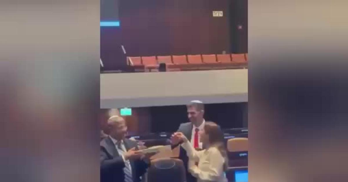 Israele, Ben Gvir distribuisce dolciumi dopo prima approvazione Knesset ddl su pena di morte contro “terroristi” che uccidono israeliani   VIDEO