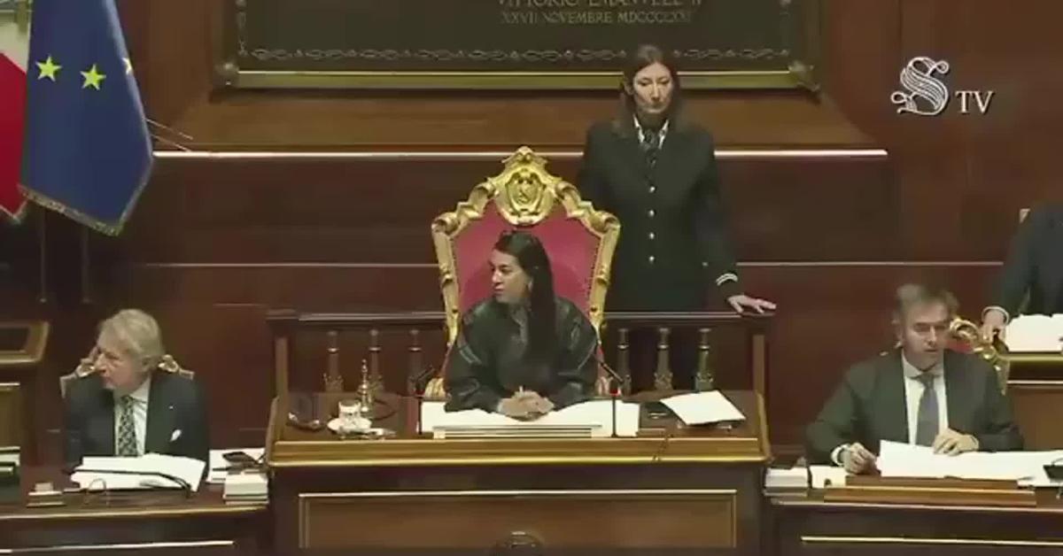 Senato fuorionda da Ilgiornaleditalia.it Senato fuorionda di Ronzulli FI | Non me ne frega un caz*o di quello che pensa Renzi Paita IV | Quest