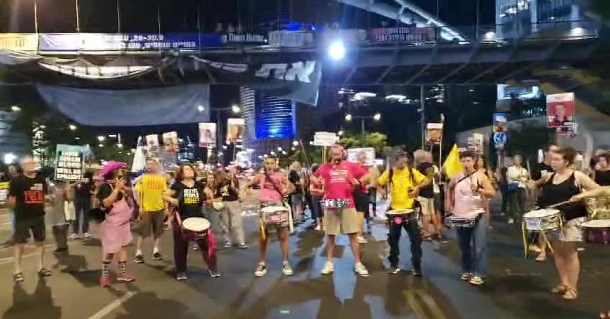 Il GdI a Tel Aviv, la cerimonia del 7 ottobre di fronte a ministero della difesa, presenti familiari delle ...