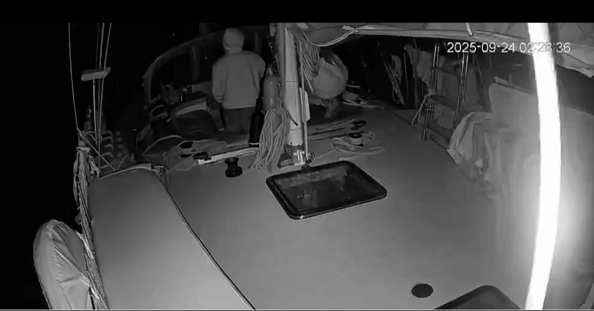 global sumud flotilla attaccata da droni al largo di creta ordigni e gas urticanti tajani israele tuteli chi 232 a bordo video
