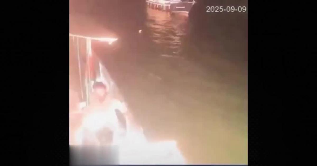 Global Sumud Flotilla, colpita altra nave da presunto drone a 20 miglia dal porto Sidi Bou Said, Tunisia: "Non siamo stati noi"   VIDEO