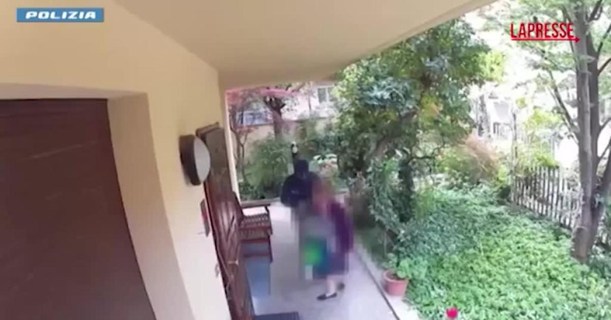 bologna due finti carabinieri rubano soldi e gioielli per 1mln 8364 ad anziana arrestati un 31enne e un 39enne italiani per truffa video
