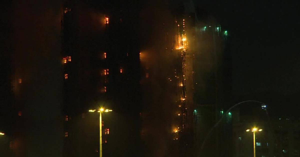 incendio in 7 grattacieli a hong kong oltre 55 morti e 279 dispersi 3 arresti per omicidio colposo si indaga anche per corruzione video