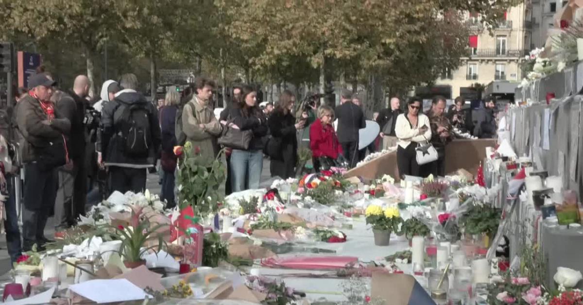 Strage Bataclan, a Parigi commemorazione per 10mo anniversario attentato jihadista, 130 vittime, oltre 400 feriti: "La France se souvient"   VIDEO