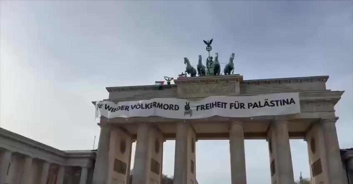 Berlino, attivisti pro Pal scalano Porta di Brandeburgo con camion cherry picker e srotolano striscione: "Mai più genocidio"   VIDEO
