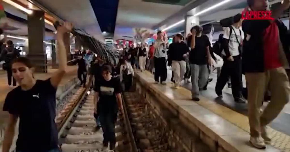 Abbordaggio Flotilla, manifestanti pro Palestina occupano stazione di Napoli centrale, a Roma forze dell’ordine cinturano Termini   VIDEO