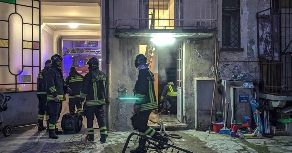 Torino, esplosione e incendio nella cantina del palazzo di via Leini 77: donna 55enne e ragazzo 25enne feriti gravemente su volto e arti   VIDEO