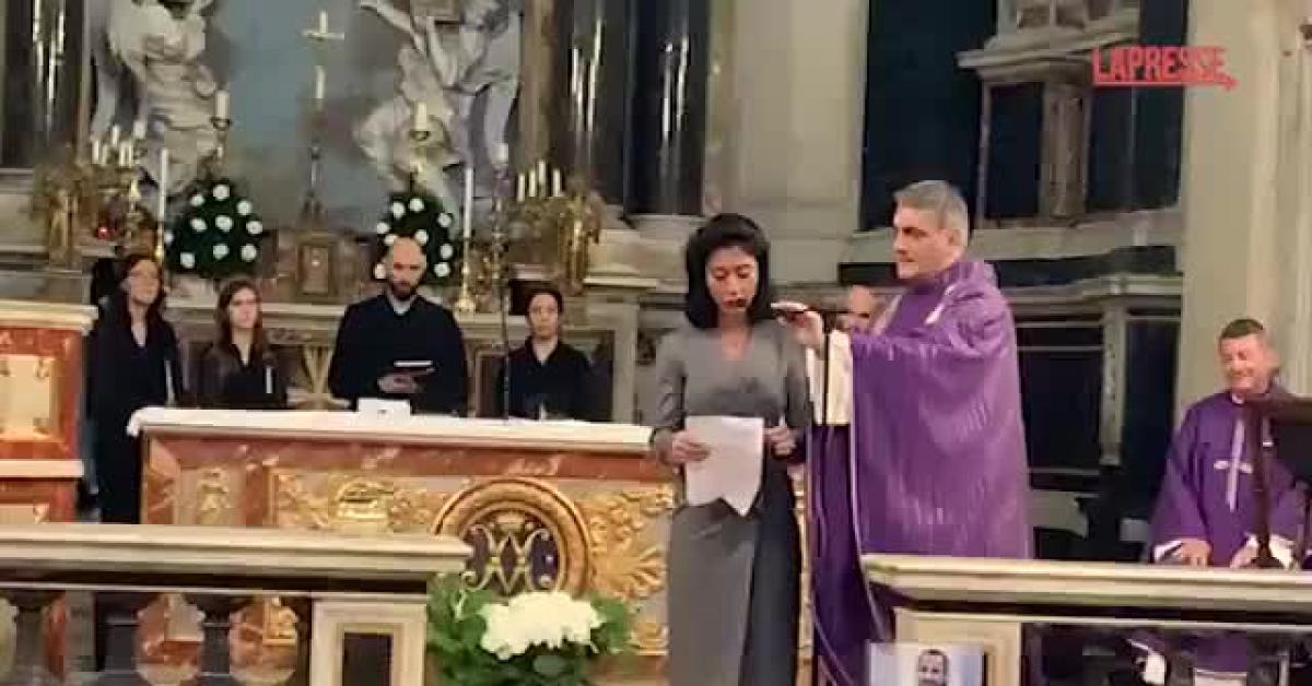 Funerali Franco Di Mare, la moglie Giulia Berdini: "Leggo questa lettera perché so che lui non voleva"   VIDEO