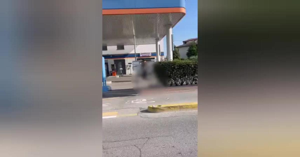 Il VIDEO choc del benzinaio di Brescia con la pompa nel sedere mentre si masturba toccandosi il pene